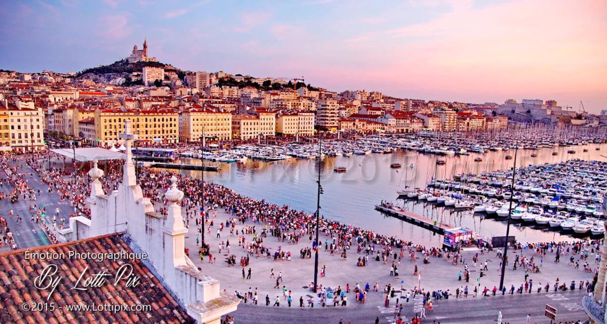 Le vieux port de Marseille sous un Ciel Rose