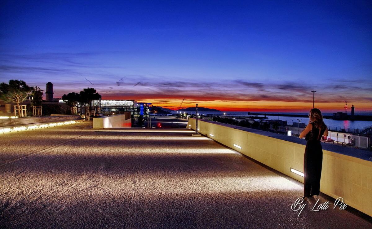 Au Crépuscule du Parvis