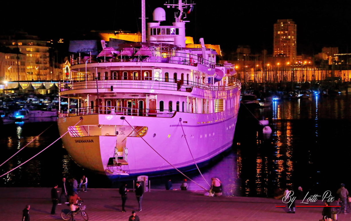 Sherakhan the Pink Boat à Quai